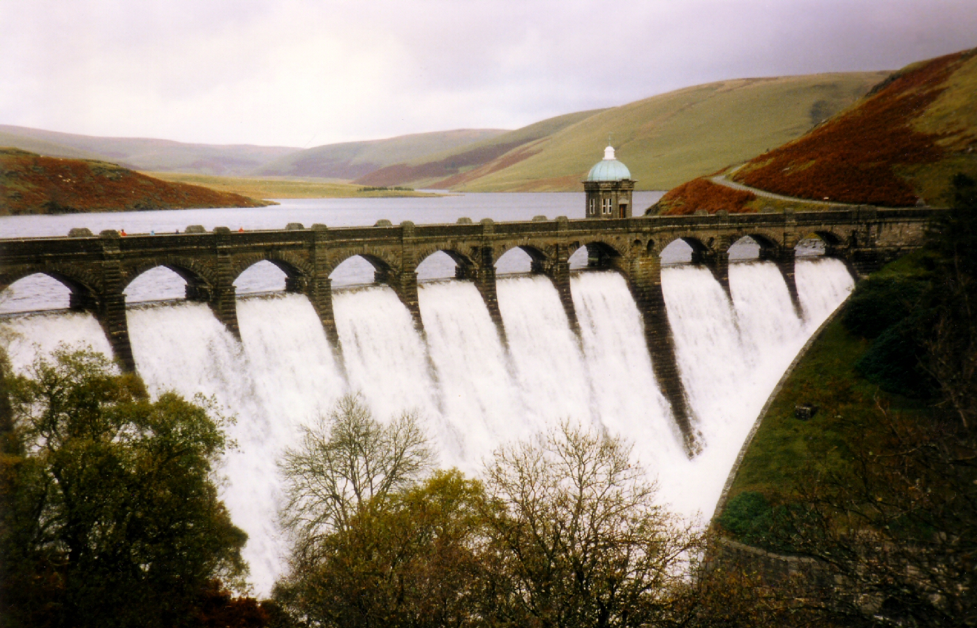 * Classic Cymru - Elan Valley - Craig Goch dam in full flow during october 1990 (by AJW) *