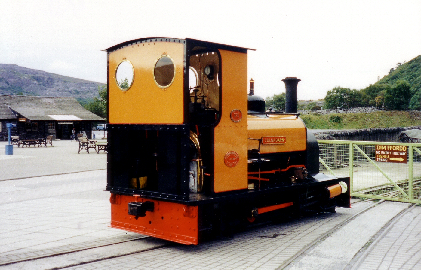 * Classic Cymru - Llanberis Lake Railway - Dolbadarn again, pausing at Gilfach Ddu - 1991 (by AJW) *