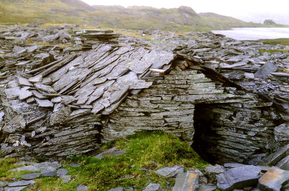 * [Pic 8] Cwt y Bugail Quarry - Slate hut on waste tips (Sept 1987) *