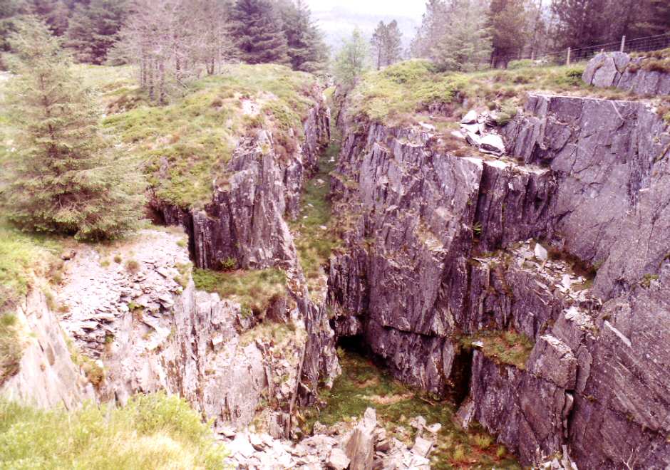 * [Pic 1] Bwlch Ddeilior Quarry - Main pit and cutting (May 1990) *