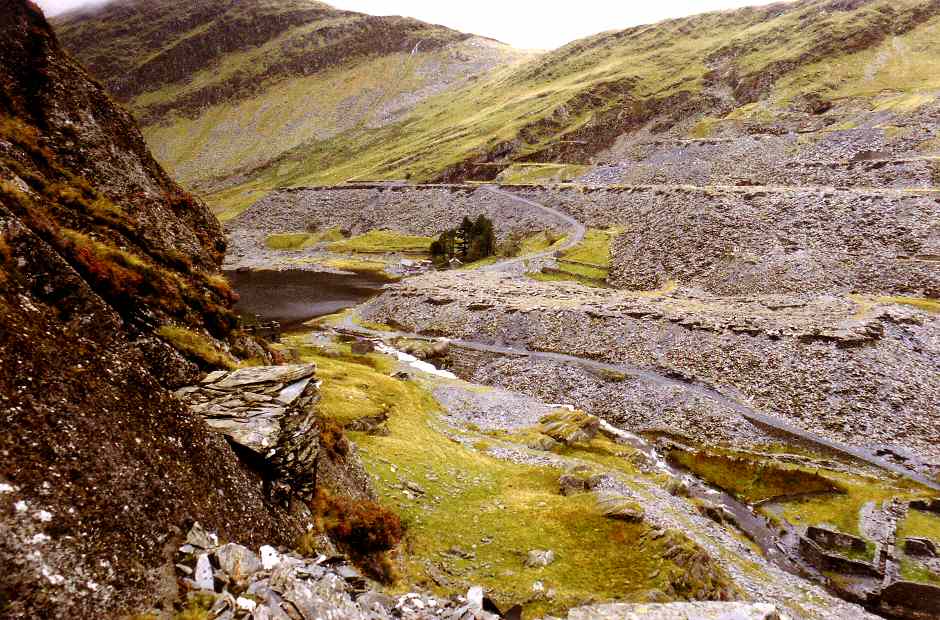 * [Pic 14] Wrysgan Quarry - Scary ledge (Sept 1987) *