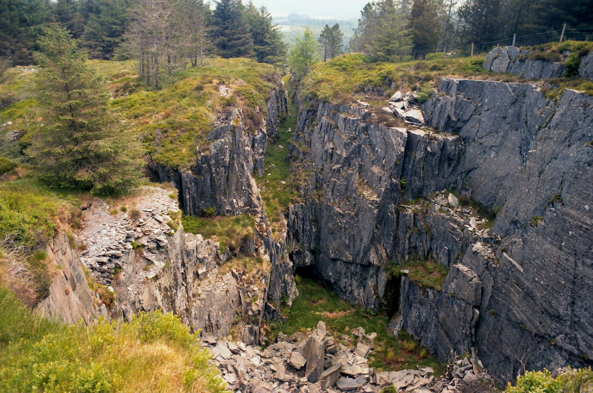 * Bwlch Ddeilior Slate Quarry - Main pit and cuttings (Remains Of The Welsh Slate Industry) *