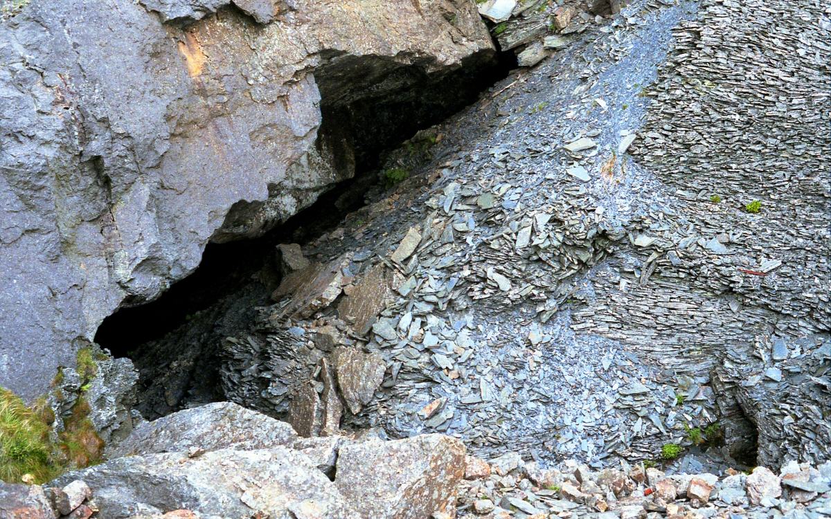 * [Pic 4] Cwt y Bugail Slate Quarry - Packwall (Sept 1987) *