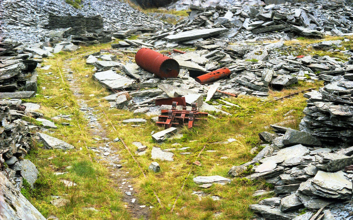 * [Pic 8] Cwt y Bugail Slate Quarry - Fork in the tramway (Sept 1987) *