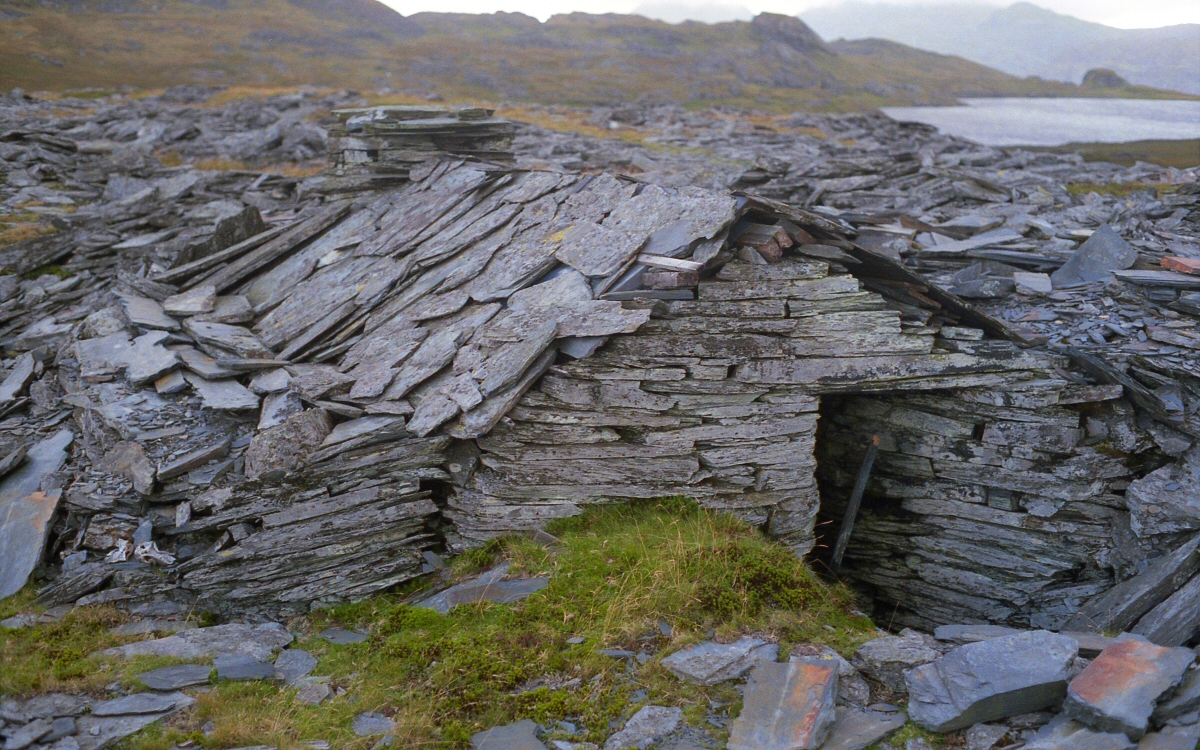 * [Pic 10] Cwt y Bugail Slate Quarry - Slate hut on waste tips (Sept 1987) *