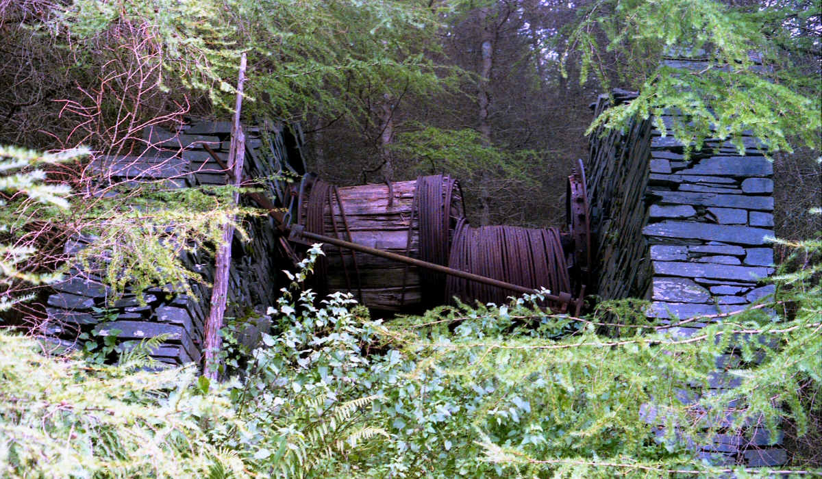 * [Pic 2] Ratgoed Slate Quarry - Main exit incline winding house and drum (Sept 1987) *
