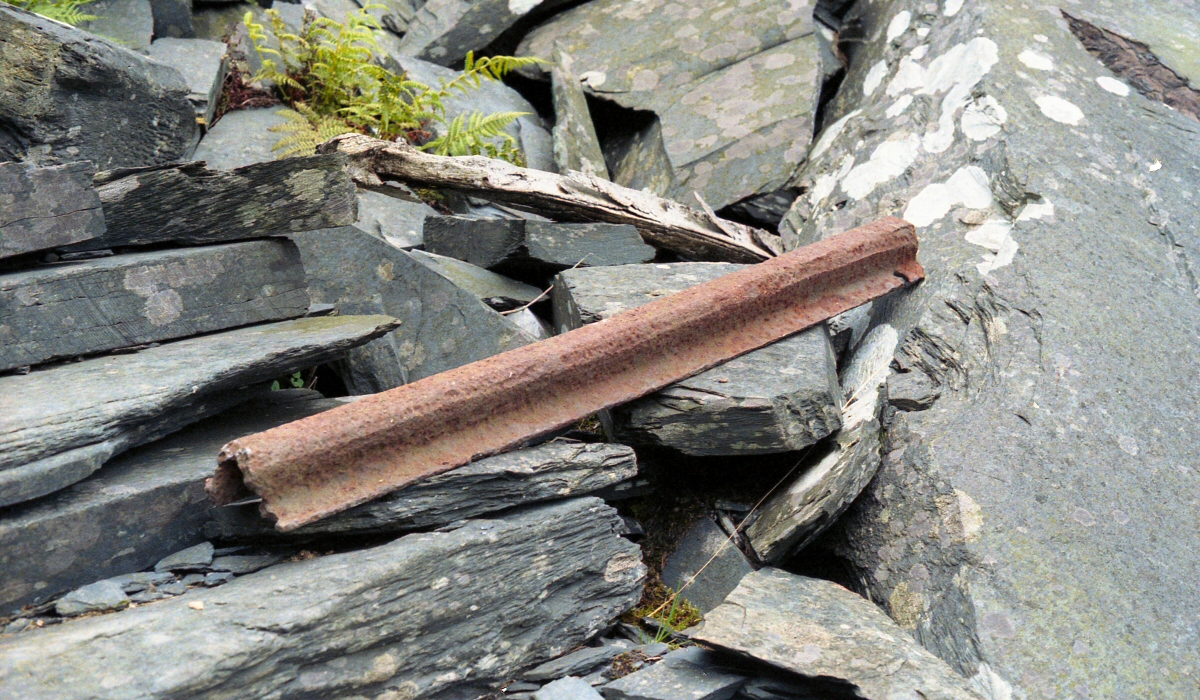* [Pic 8] Ratgoed Slate Quarry - Level 7 rail (Sept 1987) *