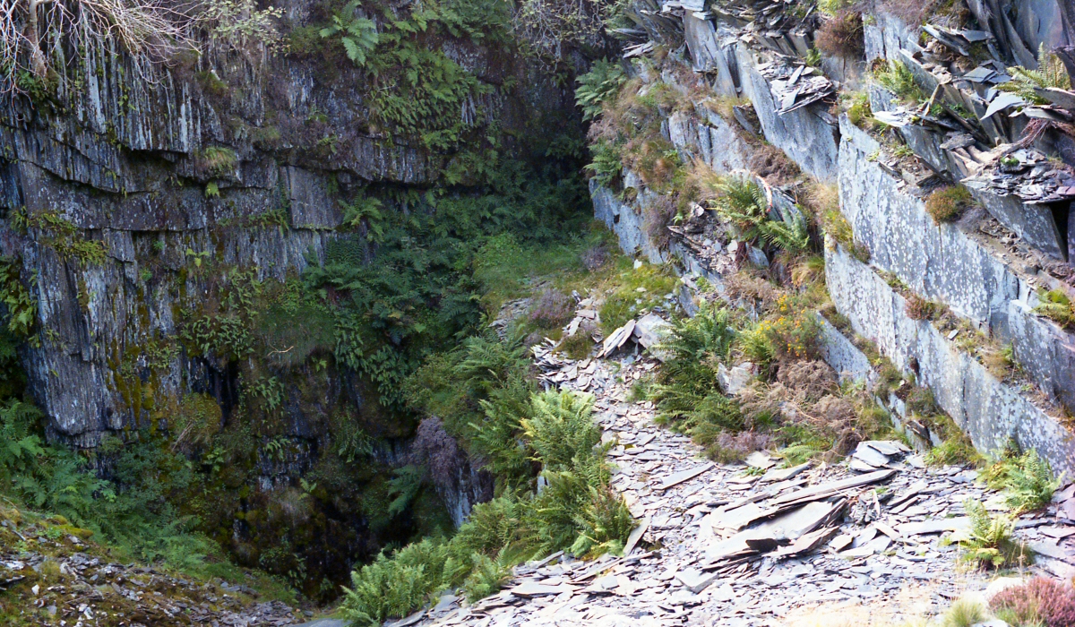 * [Pic 11] Ratgoed Slate Quarry - Open pit (Sept 1987) *