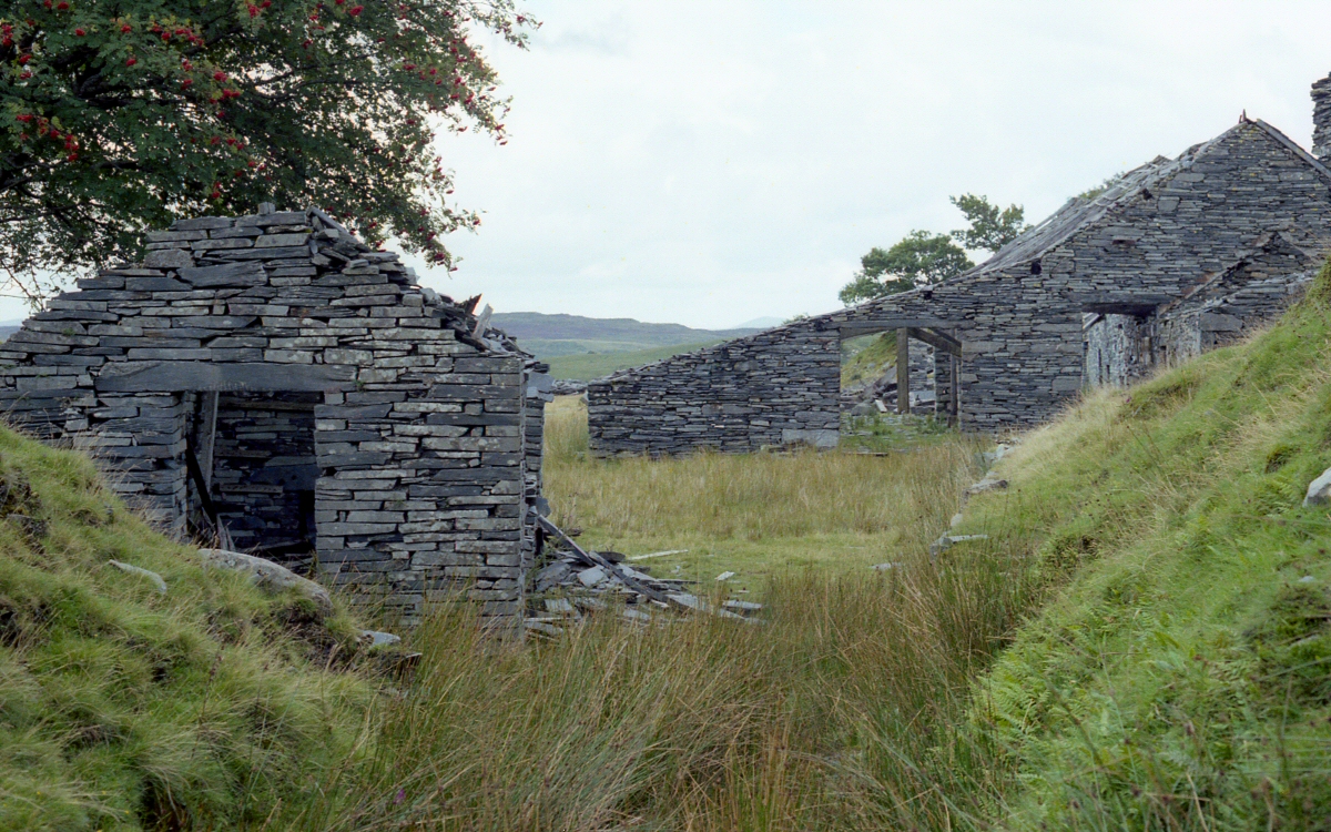 * [Pic 5] Rhos Slate Quarry - Cutting 1 (Aug 1982) *