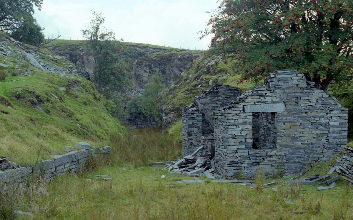 * [Pic 6] Rhos Slate Quarry - Cutting 1 (Aug 1982) *